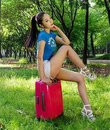 女公务员替夫还债