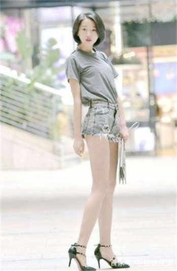 女中介和金主一起看房