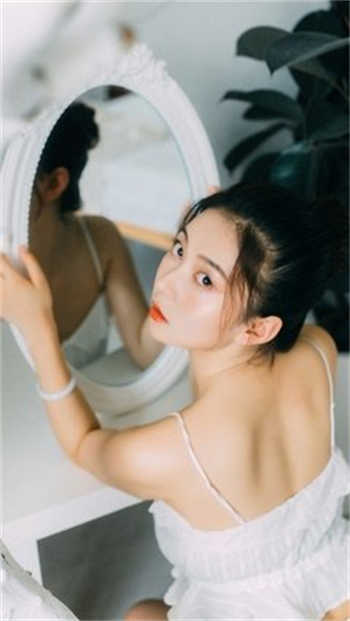 美女图片全身光不捂胸