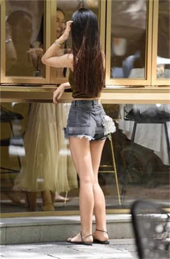 年轻妻子照顾瘫痪丈夫