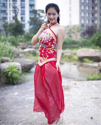 女人蹲下露得清