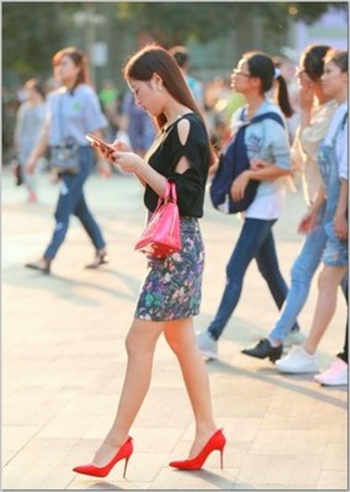 舞蹈课憋尿不让上厕所
